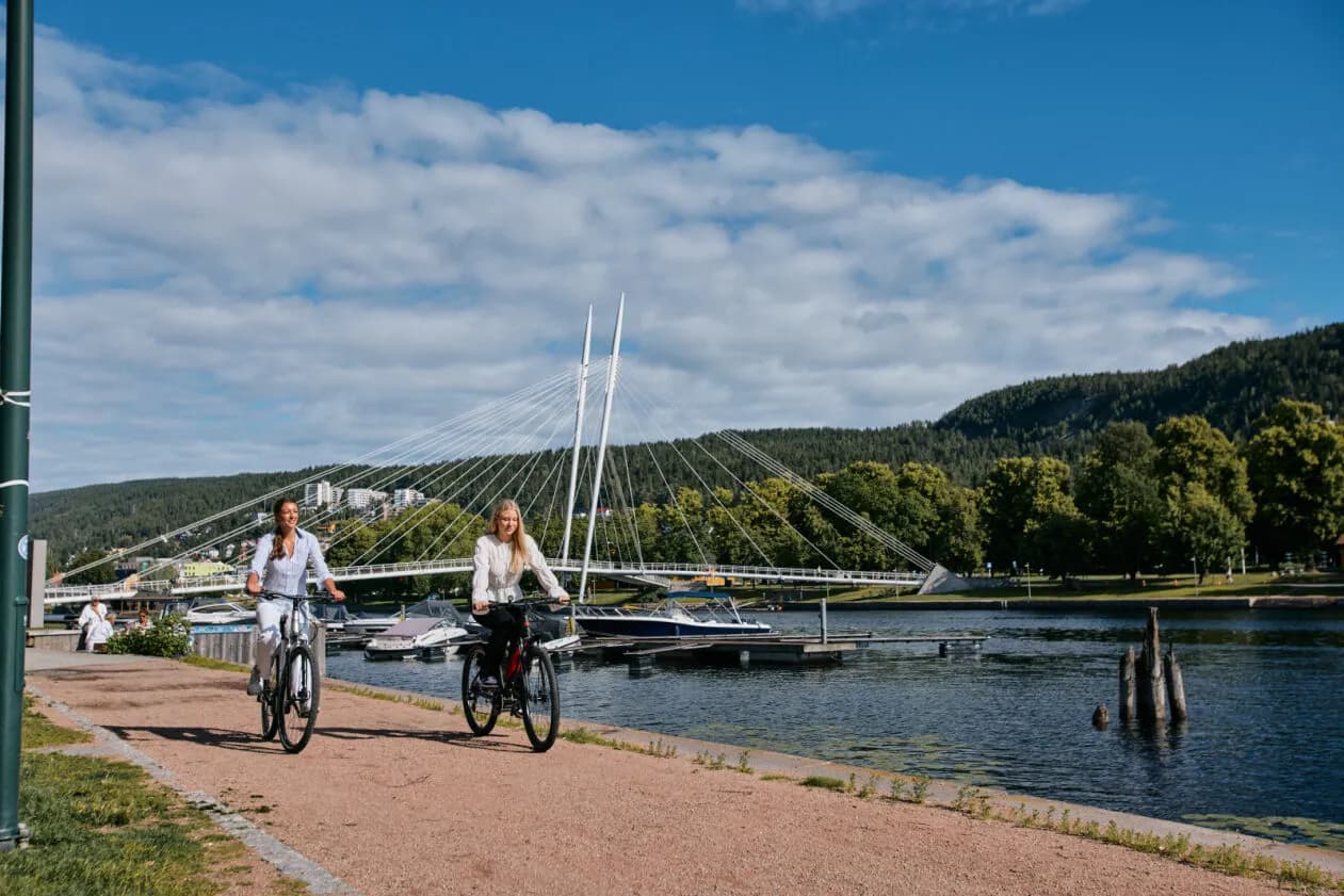 To personer står å prater med hver sin Fosna Elsykkel